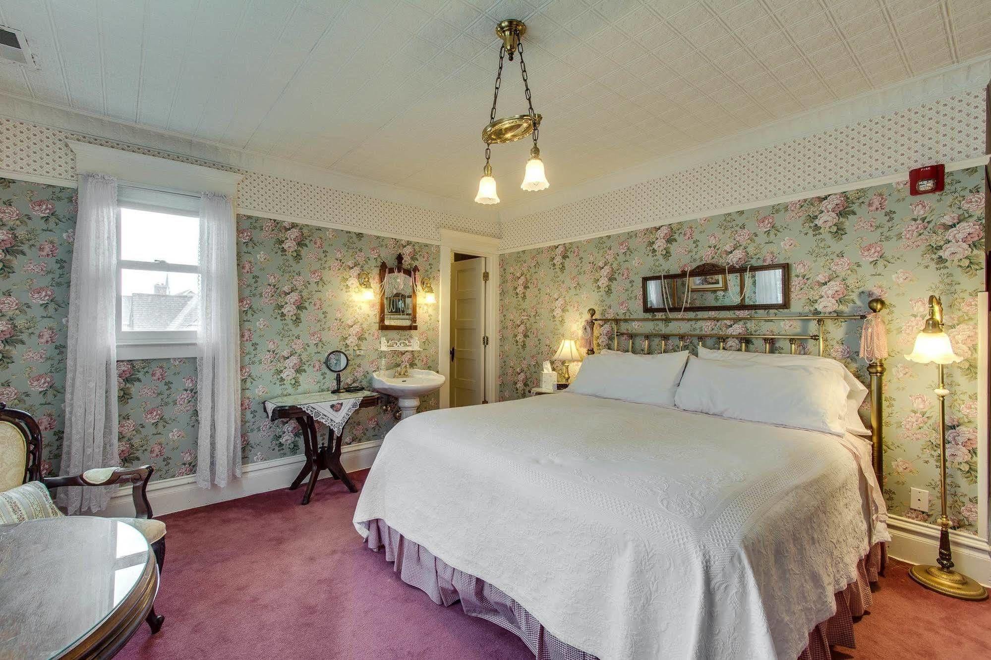 Harrison House Bed & Breakfast Нэпервилл Экстерьер фото