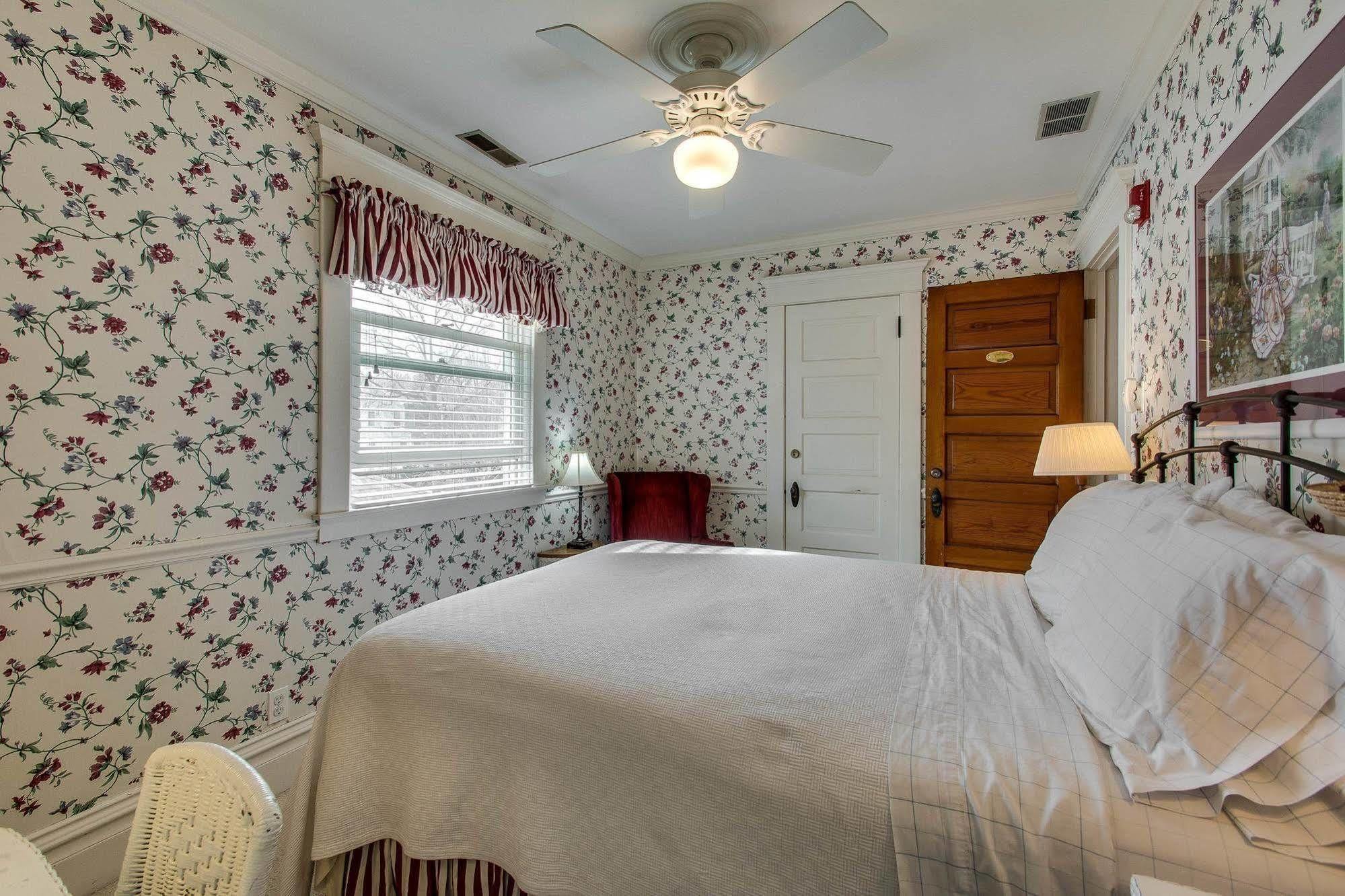 Harrison House Bed & Breakfast Нэпервилл Экстерьер фото