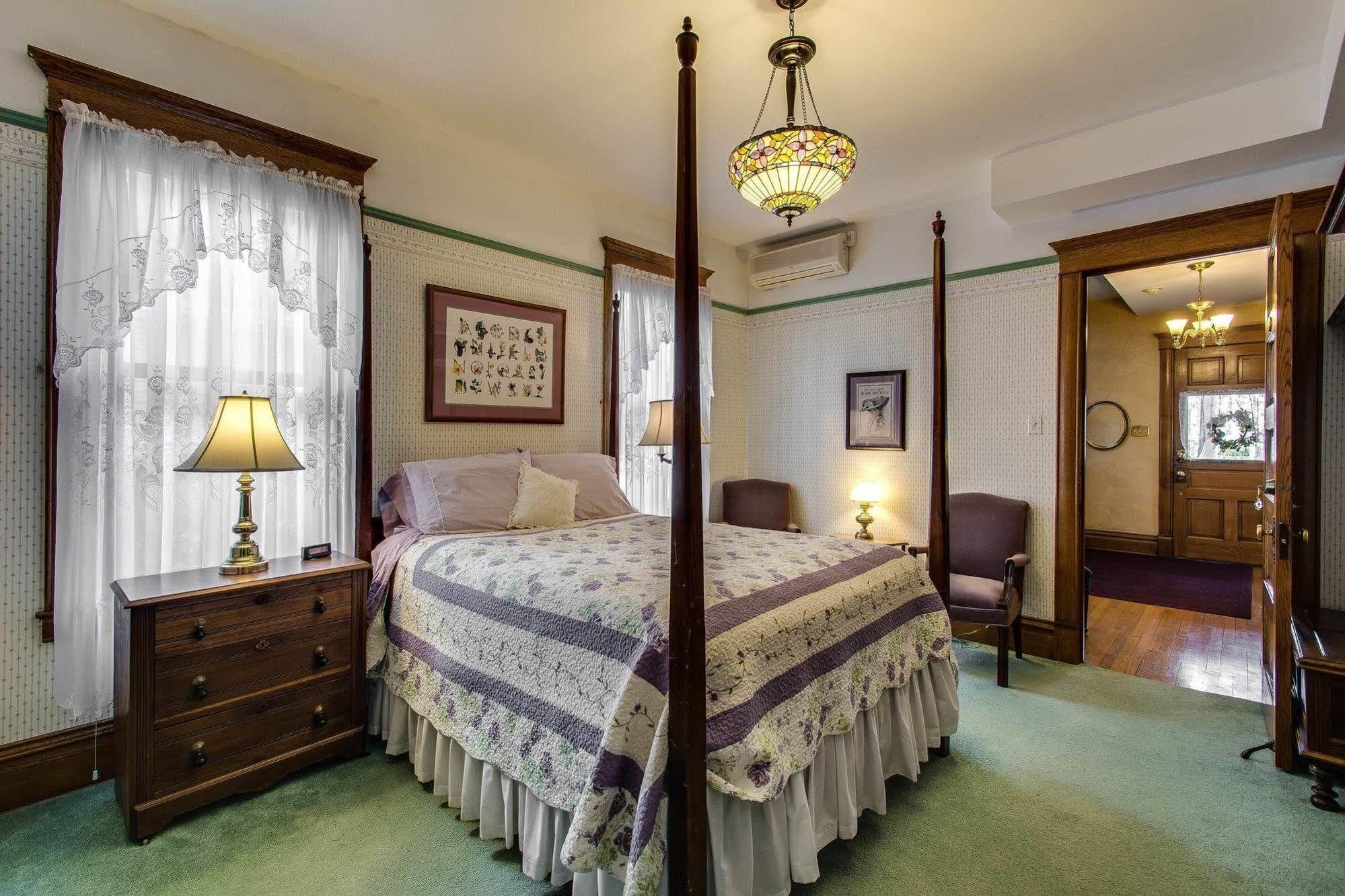 Harrison House Bed & Breakfast Нэпервилл Экстерьер фото