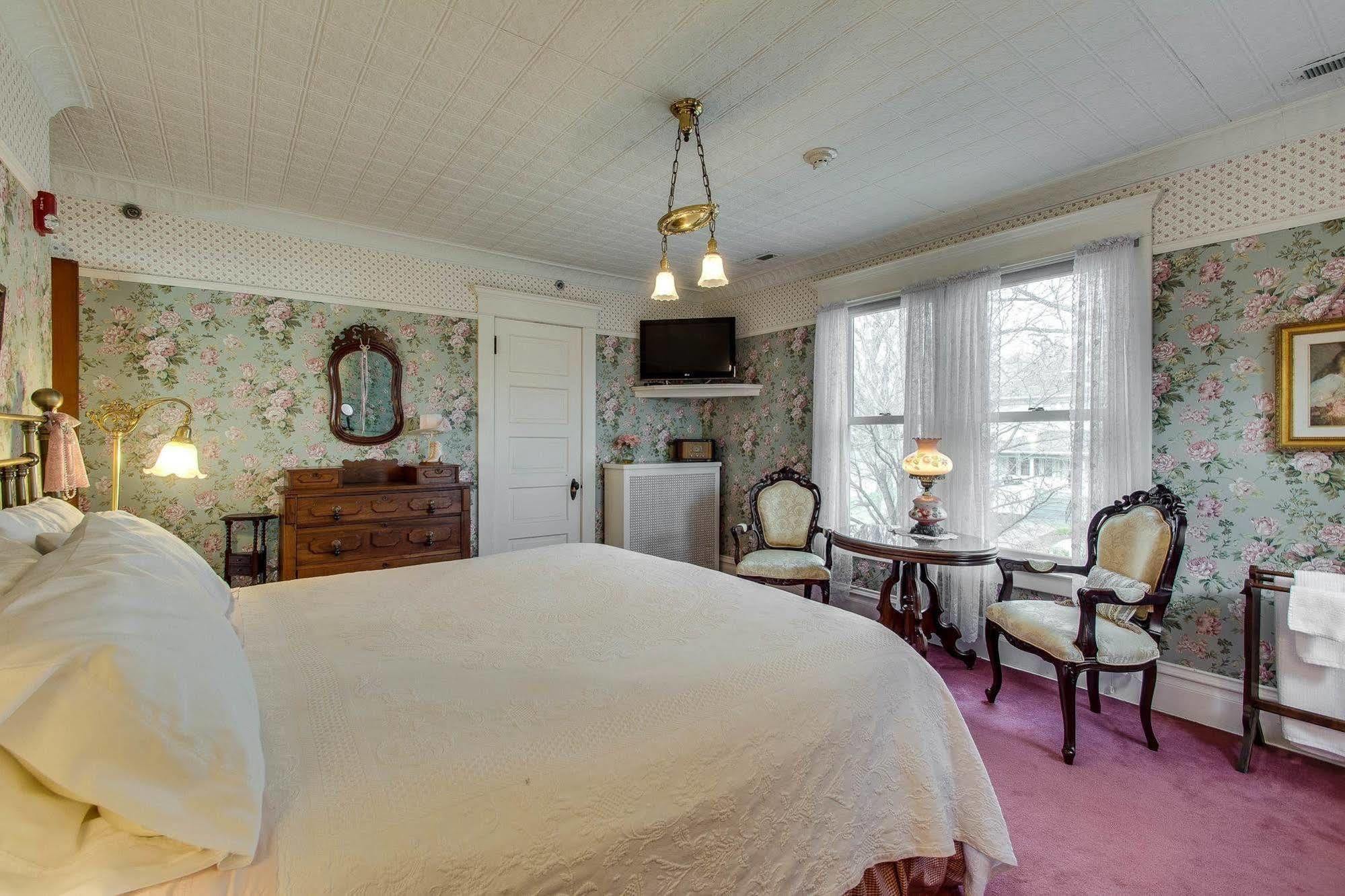 Harrison House Bed & Breakfast Нэпервилл Экстерьер фото