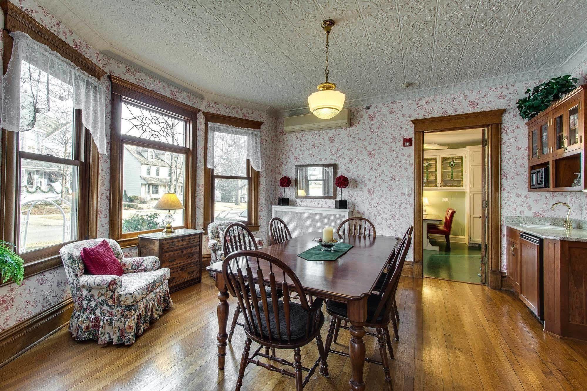Harrison House Bed & Breakfast Нэпервилл Экстерьер фото