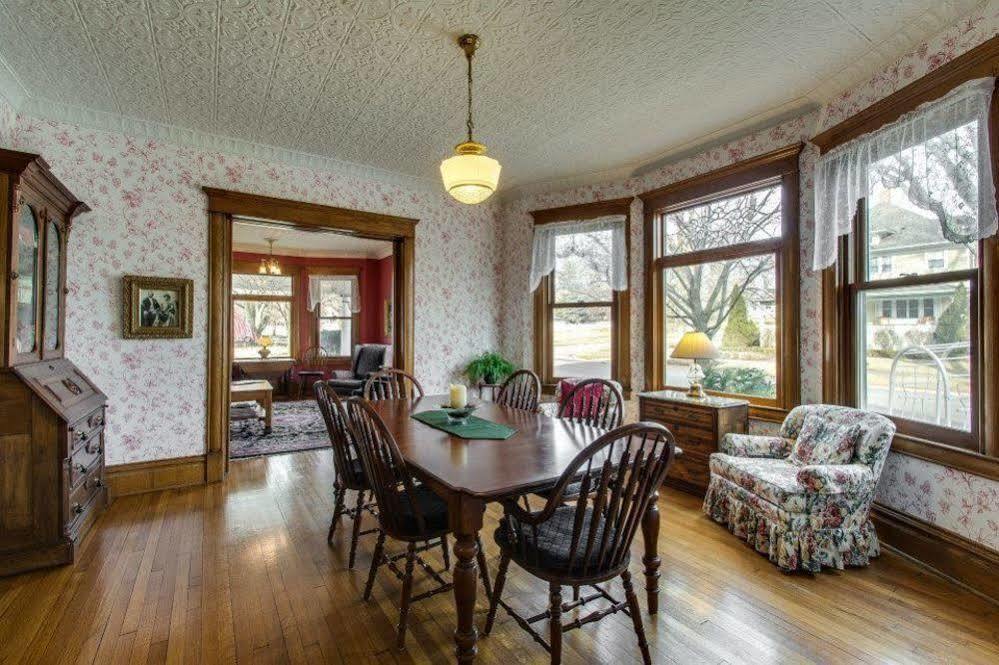 Harrison House Bed & Breakfast Нэпервилл Экстерьер фото