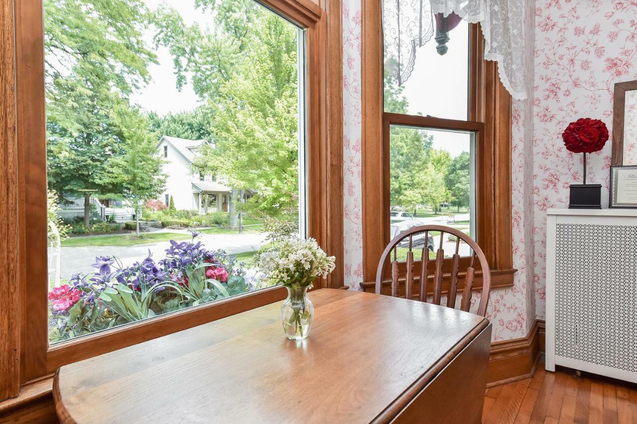 Harrison House Bed & Breakfast Нэпервилл Экстерьер фото