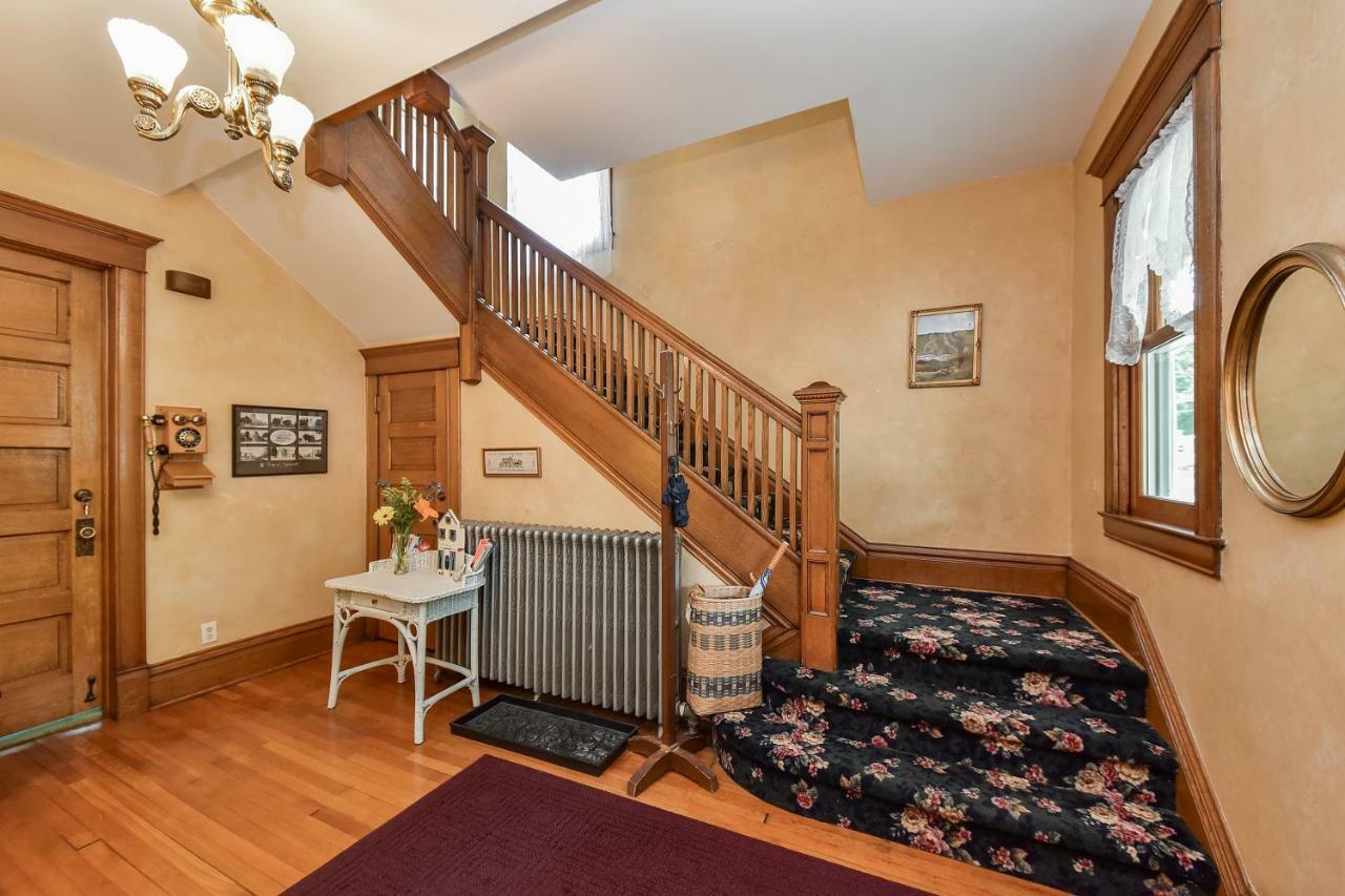 Harrison House Bed & Breakfast Нэпервилл Экстерьер фото