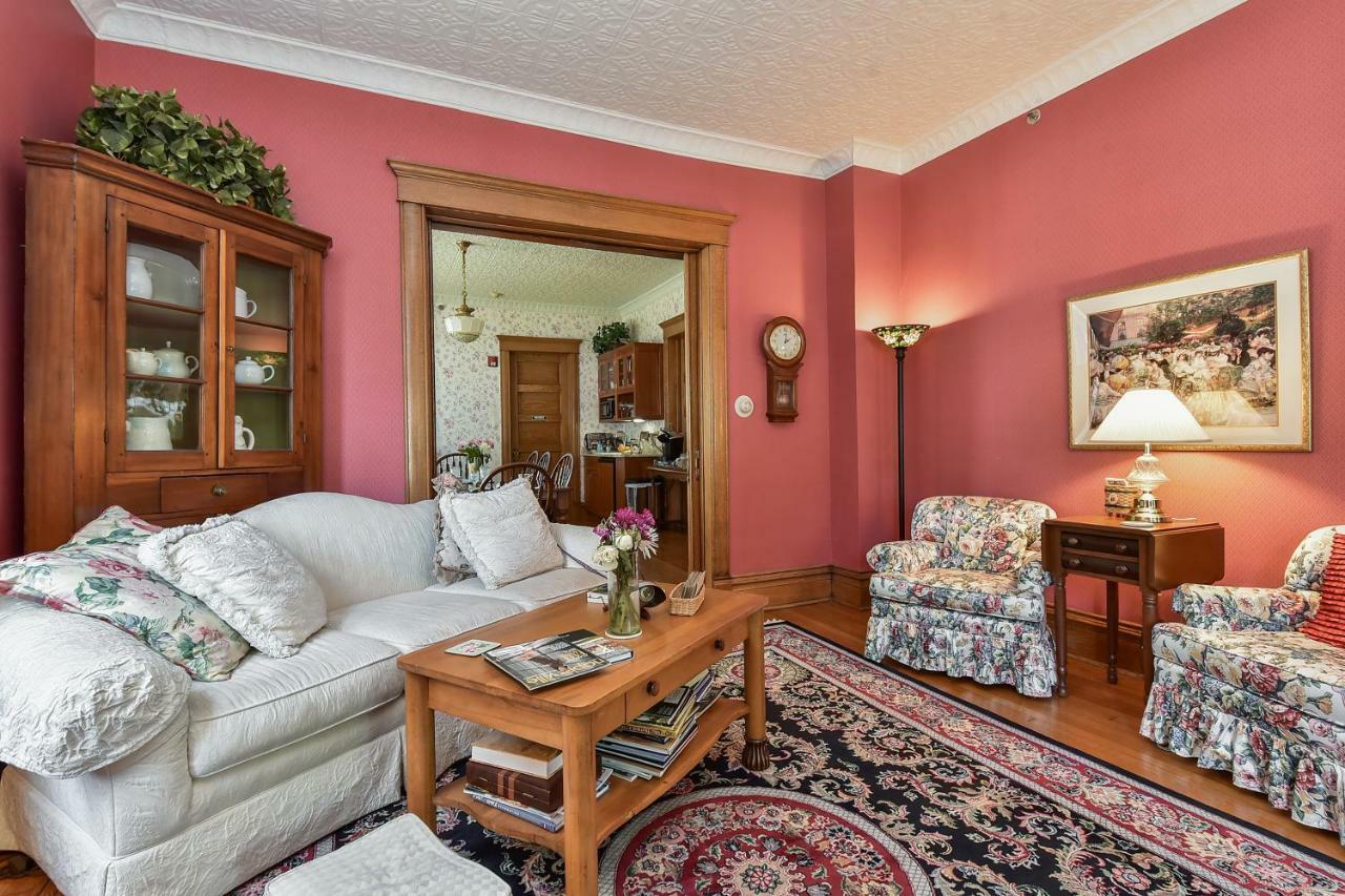 Harrison House Bed & Breakfast Нэпервилл Экстерьер фото