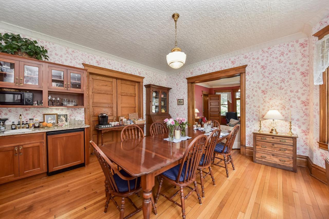 Harrison House Bed & Breakfast Нэпервилл Экстерьер фото