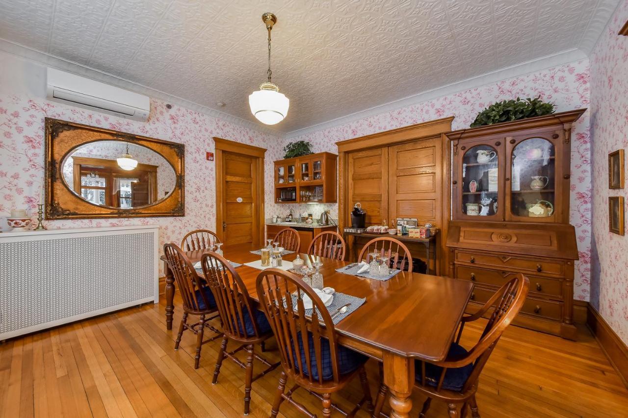 Harrison House Bed & Breakfast Нэпервилл Экстерьер фото
