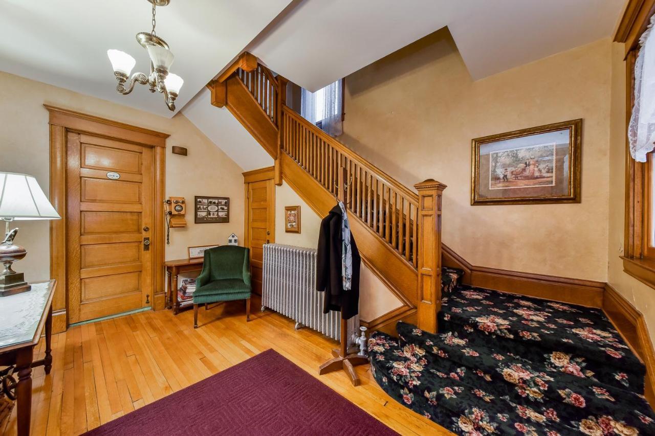 Harrison House Bed & Breakfast Нэпервилл Экстерьер фото