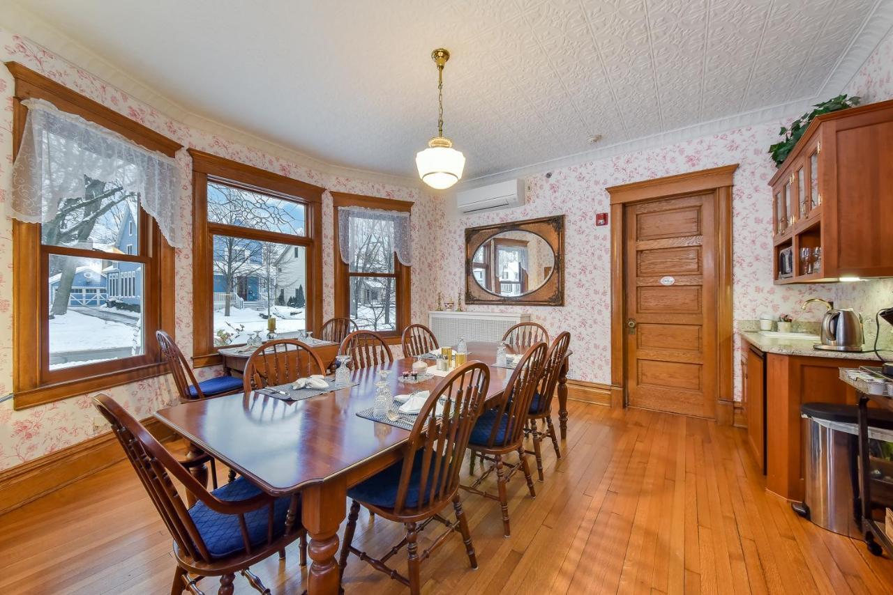 Harrison House Bed & Breakfast Нэпервилл Экстерьер фото